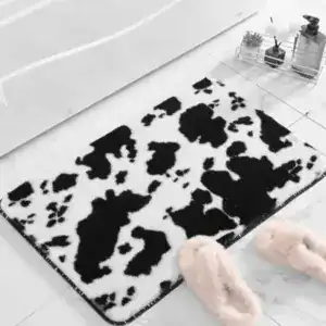 Schwarzes und weißes Kuhfell-Muster Badematte für stilvolles Badezimmer.