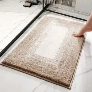 Kuschelige Badematte in Beigetönen mit weichem Flausch, ideal für Badezimmerkomfort.