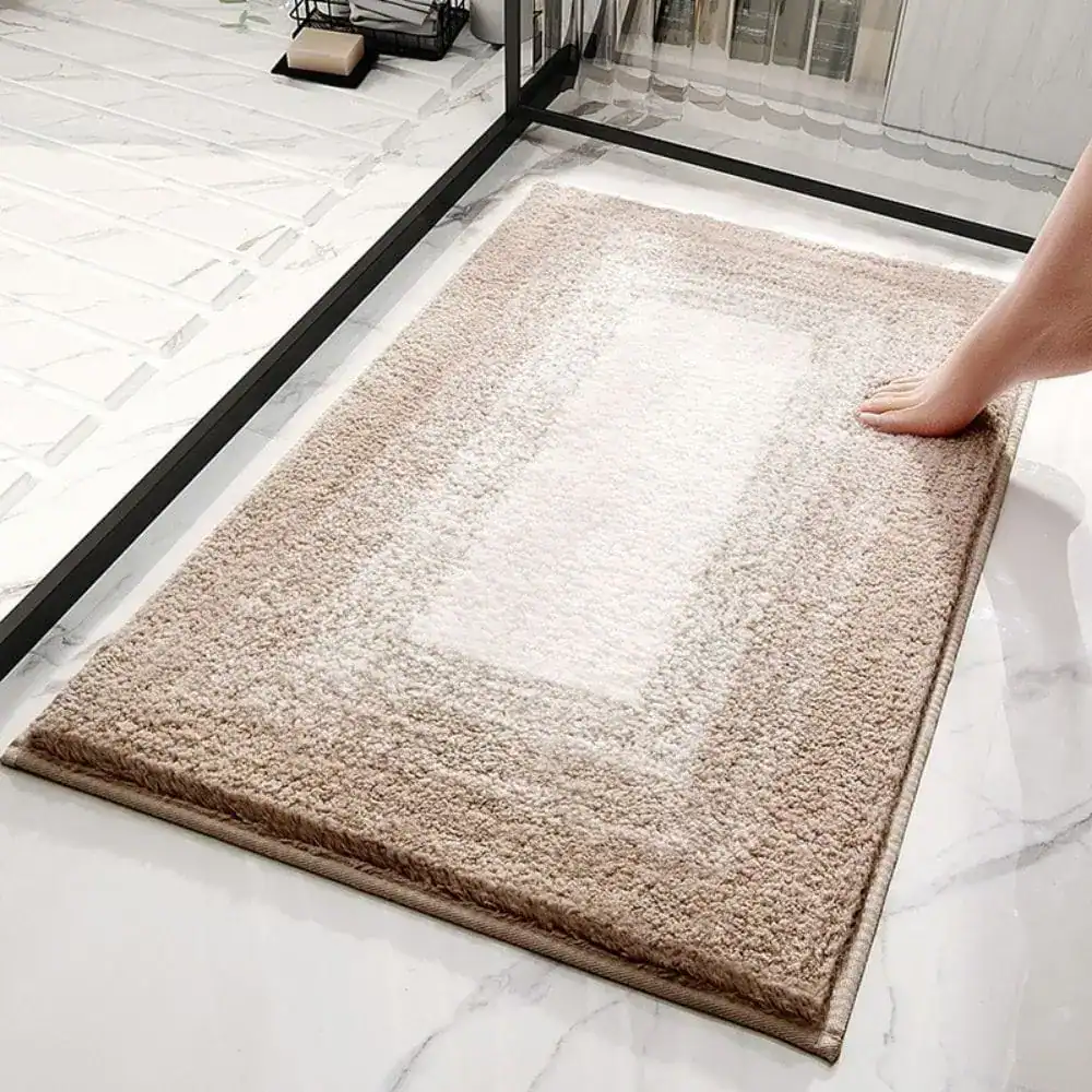 Kuschelige Badematte in Beigetönen mit weichem Flausch, ideal für Badezimmerkomfort.