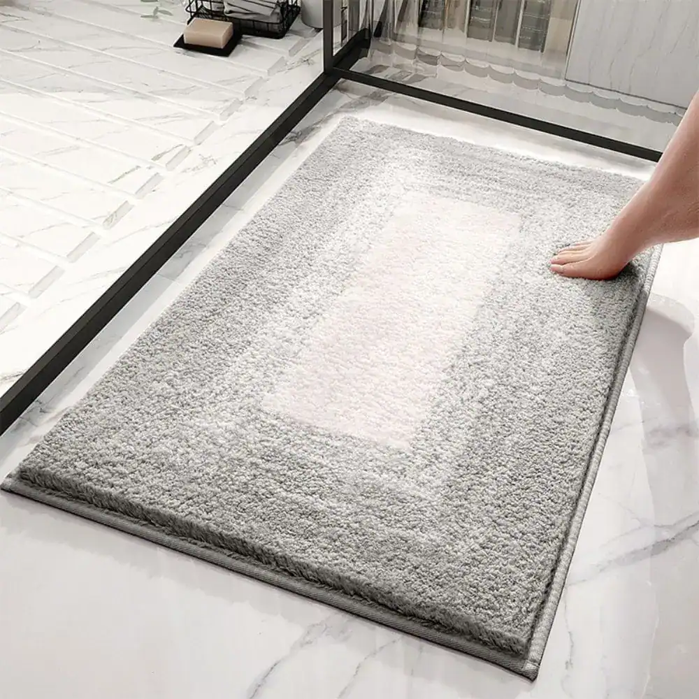 Kuschelige Badematte in Grau mit weichem Flor, ideal für Badezimmer und Komfort.