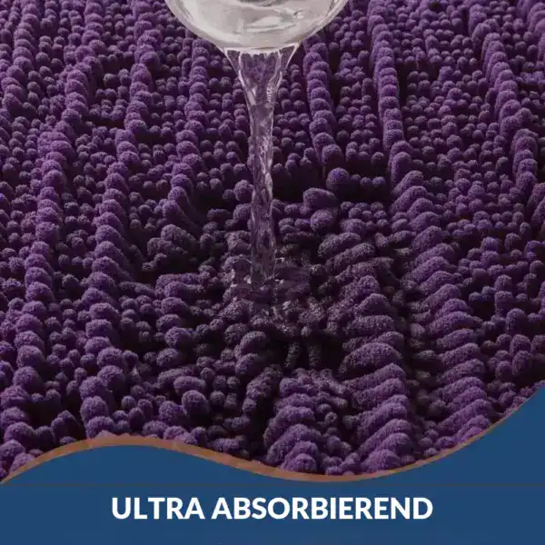 Lila Badematte mit ultra absorbierender Oberfläche, Wasser tropft sofort ein.