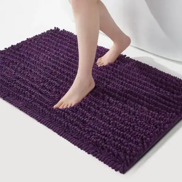 Lila Komfort Badematte mit weicher, flauschiger Oberfläche für optimale Fußwärme und Trocknung.