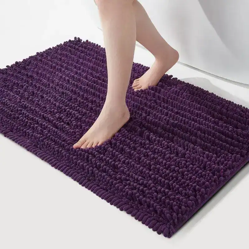 Lila Komfort Badematte mit weicher, flauschiger Oberfläche für optimale Fußwärme und Trocknung.