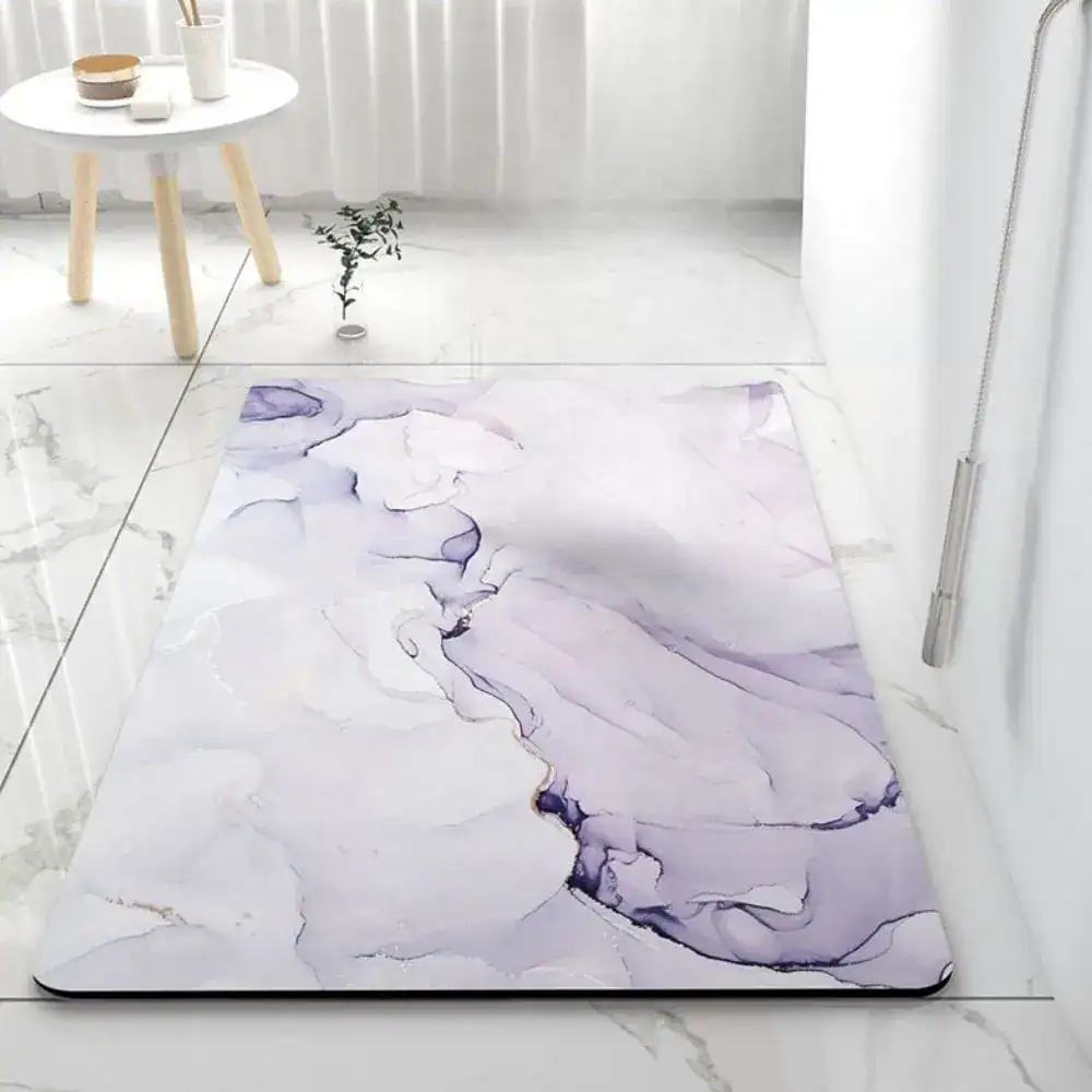 Badematte Marmor-Design in Lila-Weiß, stilvoll im Badezimmer.