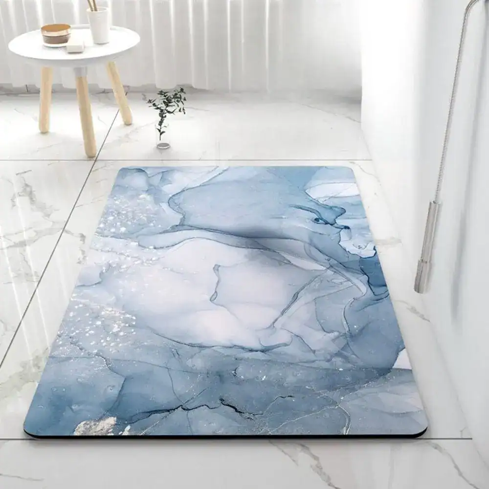 Badematte Marmor-Design in Blau-Weiß, modernes Badezimmer-Accessoire.