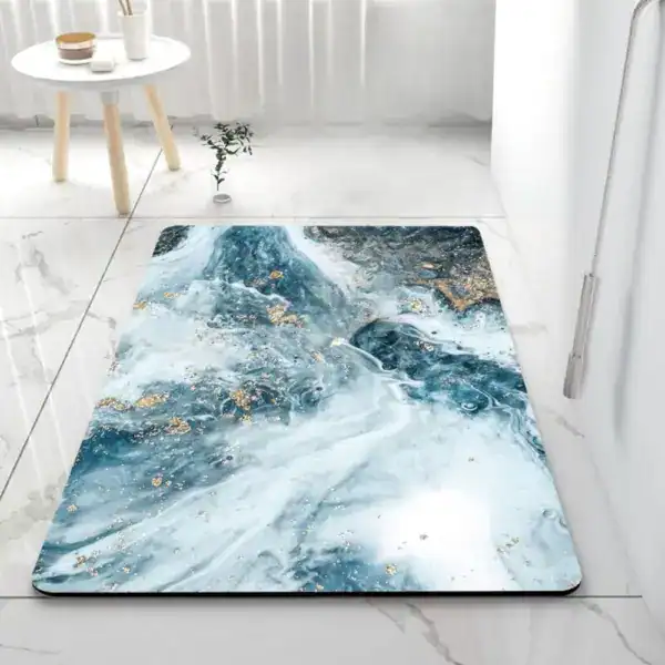 Badematte Marmor-Design mit blau-weißem Muster und Goldakzenten für stilvolle Badezimmer.
