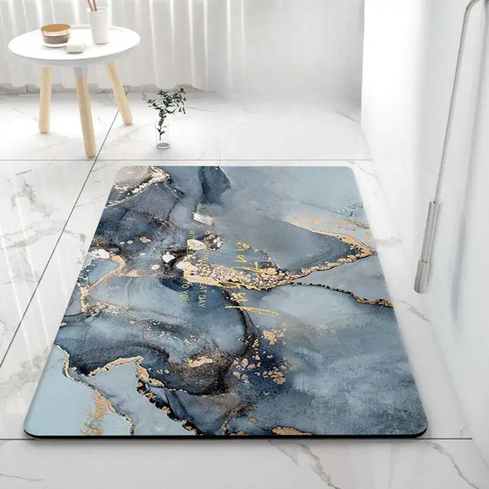 Badematte Marmor-Design mit blau-goldenen Akzenten für stilvolle Badezimmer.