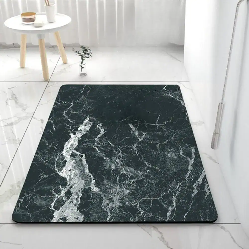 Schwarze Badematte mit Marmor-Muster für stilvolles Badezimmer.