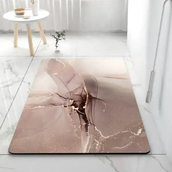 Badematte Marmor-Design in Rosé- und Goldtönen, stilvoll im Badezimmer platziert.