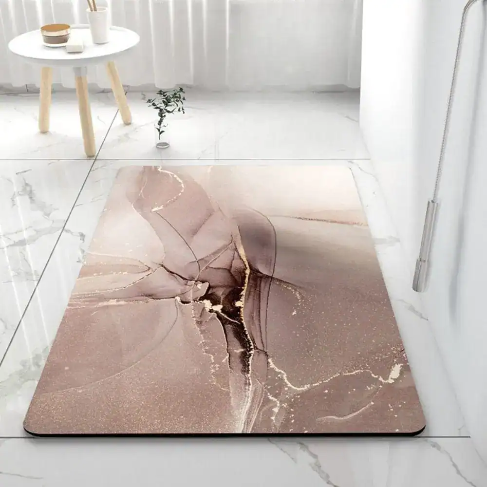 Badematte Marmor-Design in Rosé- und Goldtönen, stilvoll im Badezimmer platziert.