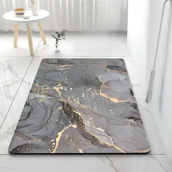 Badematte Marmoroptik mit goldfarbenen Akzenten und modernem Design für Bad.
