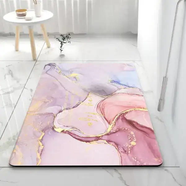 Badematte Marmoroptik in Rosa-Blau-Tönen mit Goldakzenten für stilvolle Badezimmer.