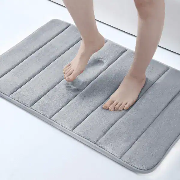 Badematte Memory Schaum Grau, weicher Fußbodenbelag mit Strukturlängen für optimale Druckverteilung.