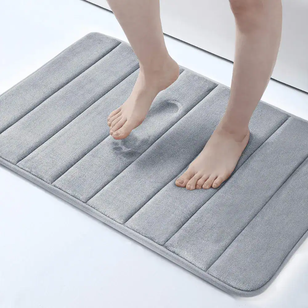Badematte Memory Schaum Grau, weicher Fußbodenbelag mit Strukturlängen für optimale Druckverteilung.