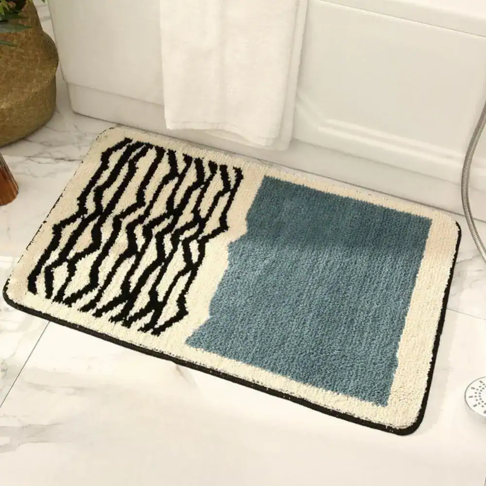 Modernes Badematten-Design mit Zebra-Muster und blauem Feld, ideal für stilvolle Badezimmer.