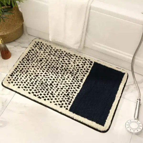 Modernes Badematten-Design mit Leopard-Muster und dunkelblauer Seite für stilvolle Badezimmer.
