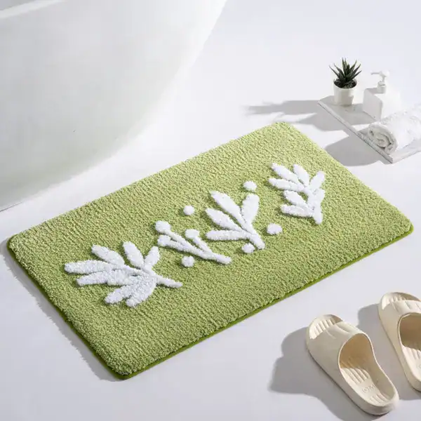 Olivgrüne Badematte mit weißen Blattmotiven, ideal für Komfort und Stil im Badezimmer.