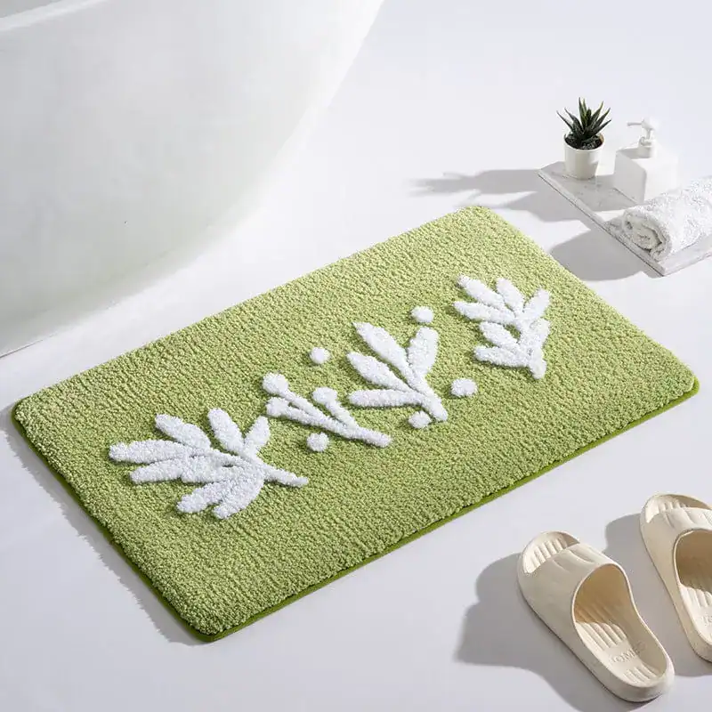 Olivgrüne Badematte mit weißen Blattmotiven, ideal für Komfort und Stil im Badezimmer.
