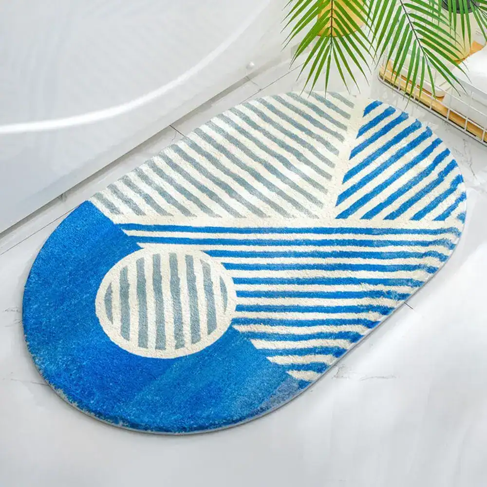 Ovale Badematte mit blau-weißem Streifenmuster, modernes Design für Badezimmer.