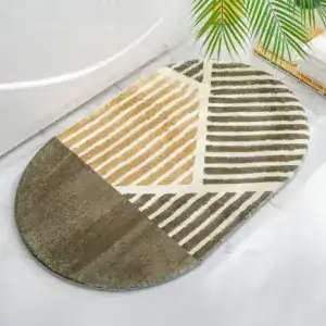 Ovale Badematte mit geometrischem Streifenmuster in Braun- und Beigetönen für moderne Badezimmer.