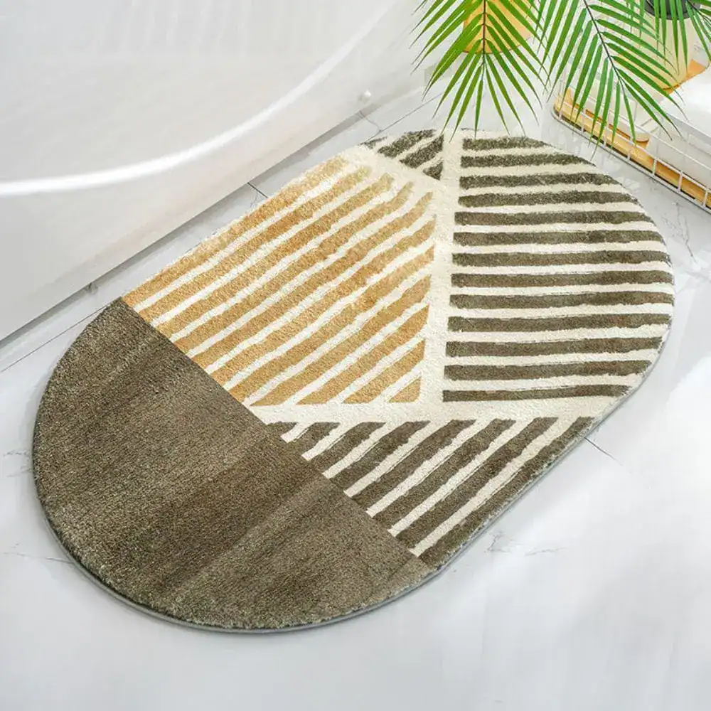 Ovale Badematte mit geometrischem Streifenmuster in Braun- und Beigetönen für moderne Badezimmer.