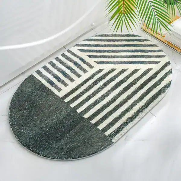 Ovale Badematte mit schwarz-weißem Streifenmuster für moderne Badezimmer.