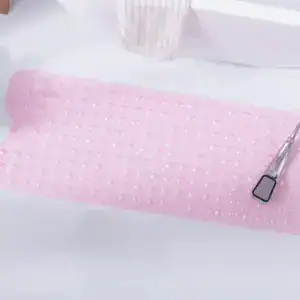 Pink Badematte mit rutschfestem Punktmuster für sicheren Stand im Bad.