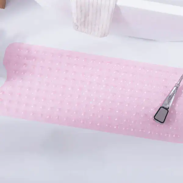 Pink Badematte mit rutschfestem Punktmuster für sicheren Stand im Bad.