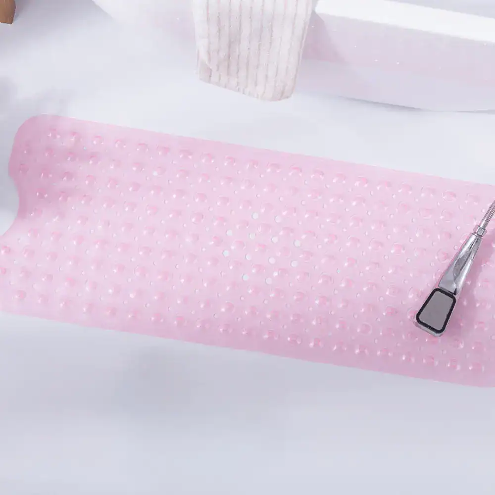 Pink Badematte mit rutschfestem Punktmuster für sicheren Stand im Bad.