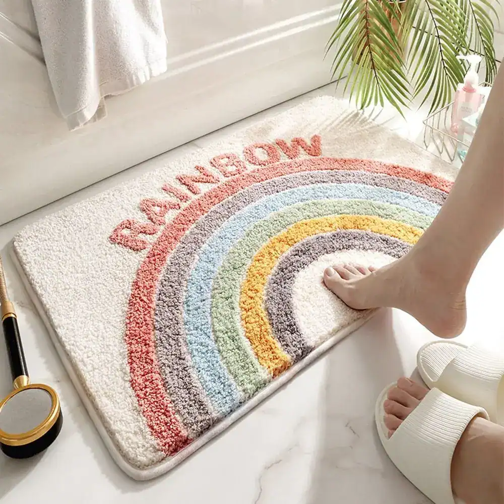 Regenbogen-Badematte mit farbigem Bogenmuster, weich und rutschfest für Bad und Dusche.