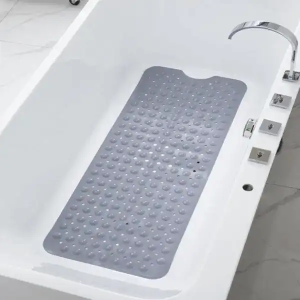 Rutschfeste Badematte Grau in der Badewanne mit Gummipunkten für sicheren Stand.
