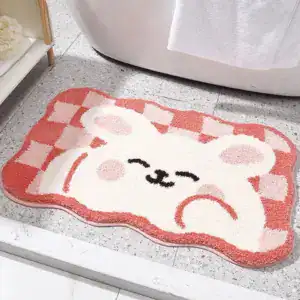Badematte mit Schachbrettmuster und niedlichem Bärenmotiv in Rosa-Weiß.