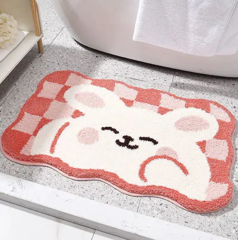 Badematte mit Schachbrettmuster und niedlichem Bärenmotiv in Rosa-Weiß.