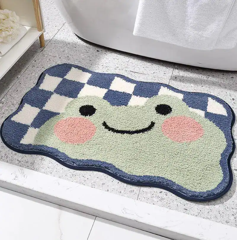Badematte mit Schachbrettmuster und niedlichem Froschdesign für Badezimmer.