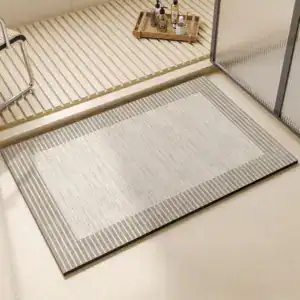 Schnelltrocknende Badematte mit Streifenmuster für moderne Badezimmer.
