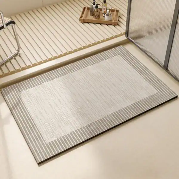 Schnelltrocknende Badematte mit Streifenmuster für moderne Badezimmer.