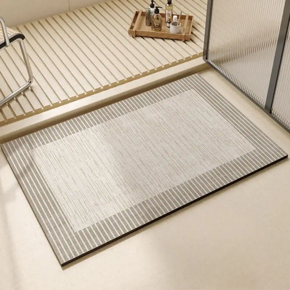 Schnelltrocknende Badematte mit Streifenmuster für moderne Badezimmer.