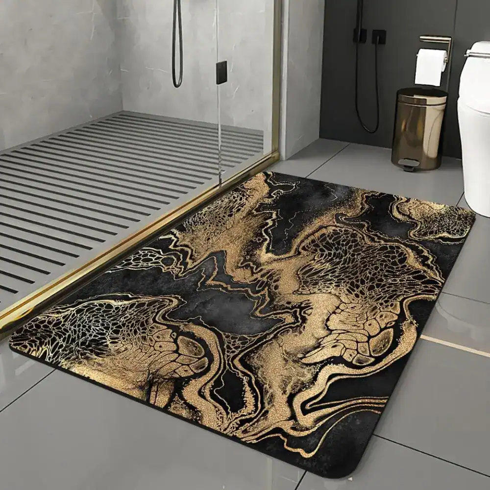 Schwarze Badematte mit goldfarbenem Marmor-Muster für stilvolle Badezimmer.