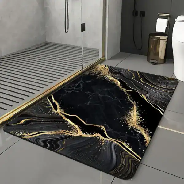 Schwarze Badematte mit goldfarbenem Marmor-Muster für stilvolle Badezimmer.