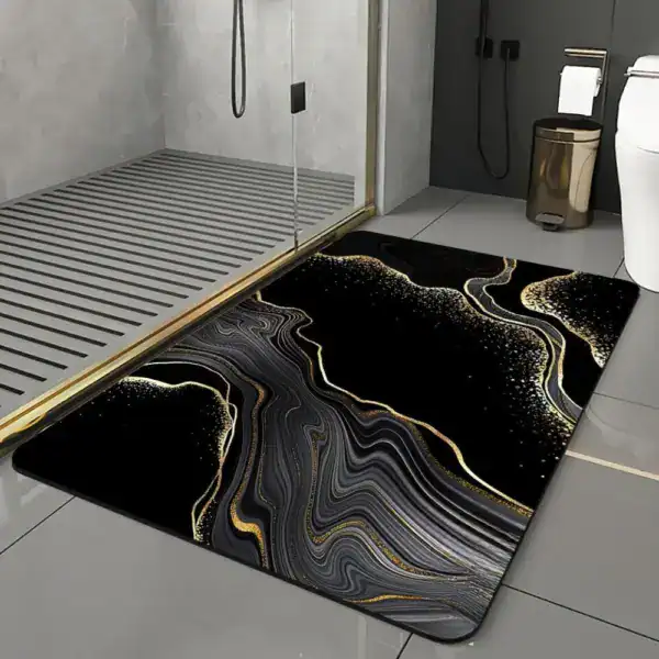 Schwarze Badematte mit goldfarbenem Marmor-Muster für stilvolle Badezimmer.
