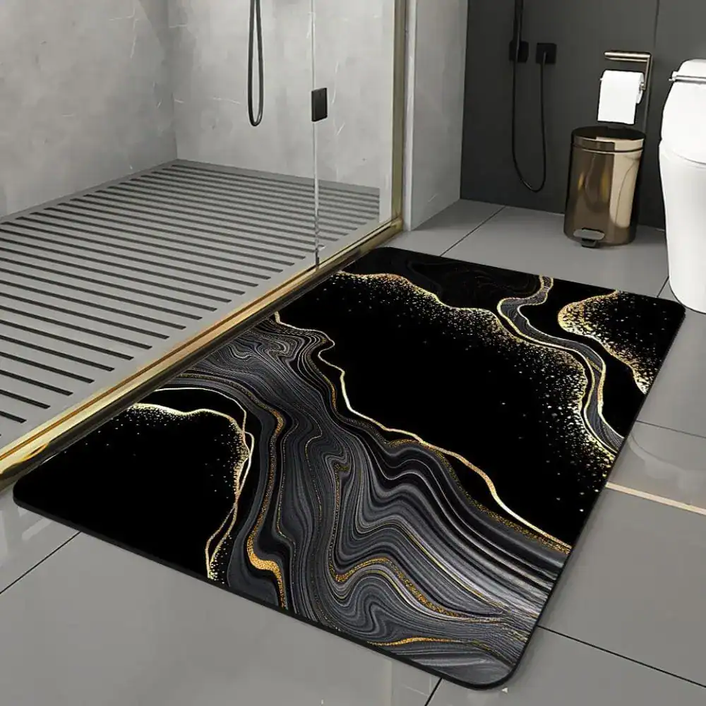 Schwarze Badematte mit goldfarbenem Marmor-Muster für stilvolle Badezimmer.