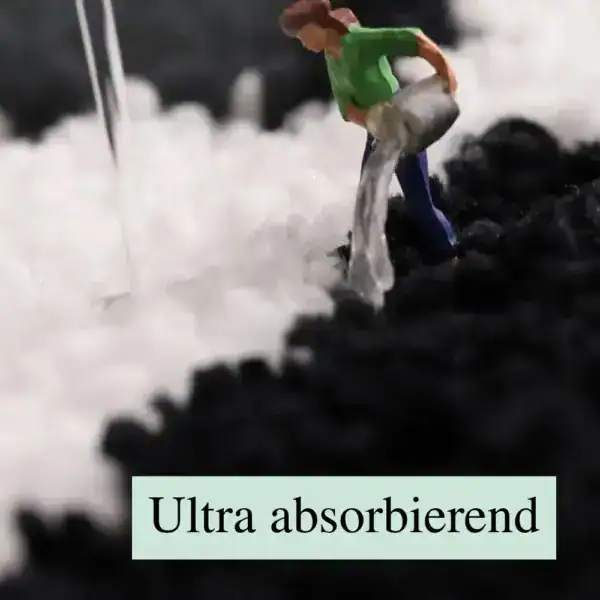 Schwarze Badematte mit weißem Karomuster, ultra absorbierend, Wasserabsorption demonstriert.