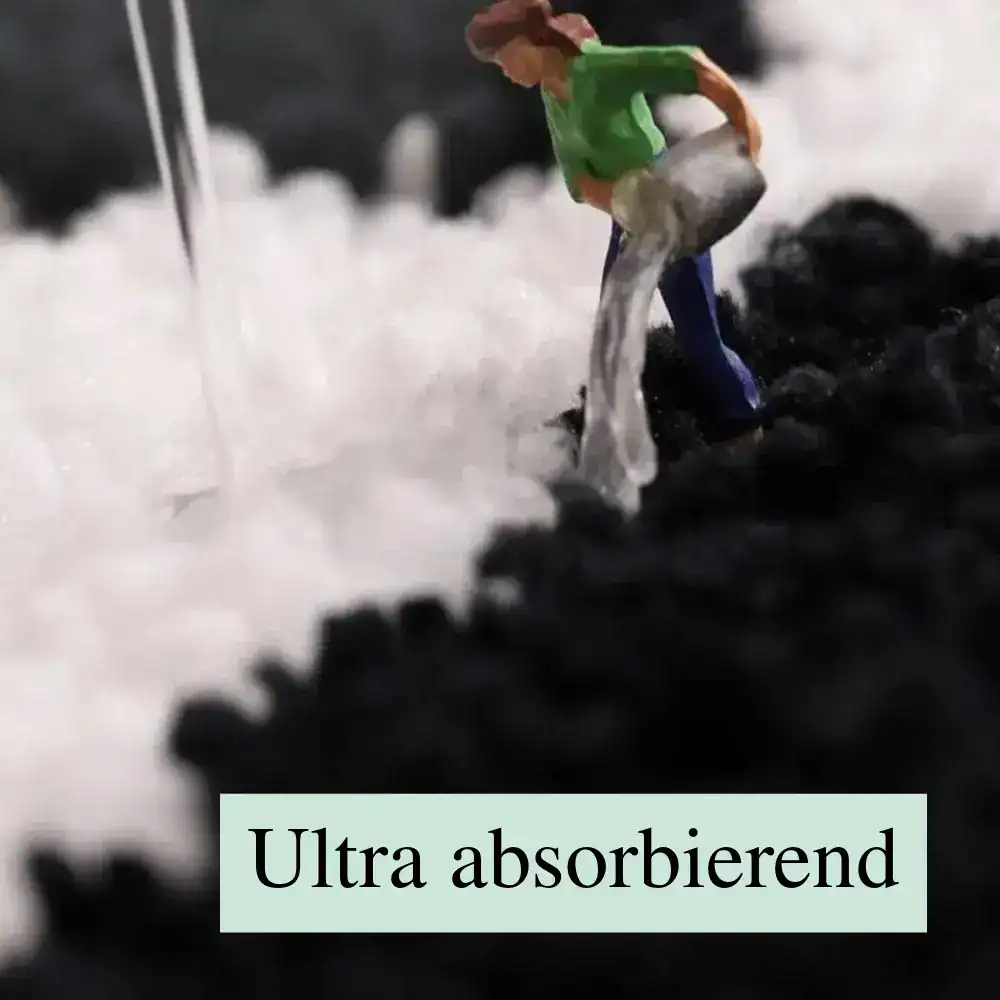 Schwarze Badematte mit weißem Karomuster, ultra absorbierend, Wasserabsorption demonstriert.