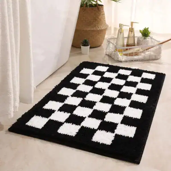 Schwarze und weiße karierte Badematte mit flauschigem Hochflor für moderne Badezimmer.