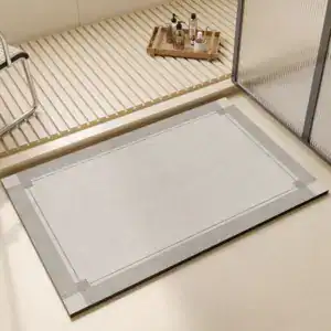 Silbergraue Badematte mit Bordüre im modernen Badezimmer.