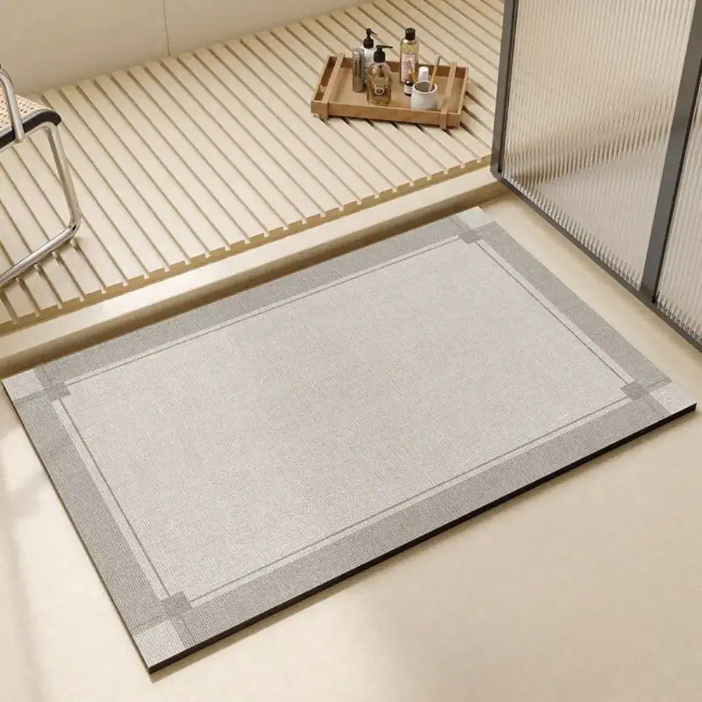 Silbergraue Badematte mit Bordüre im modernen Badezimmer.