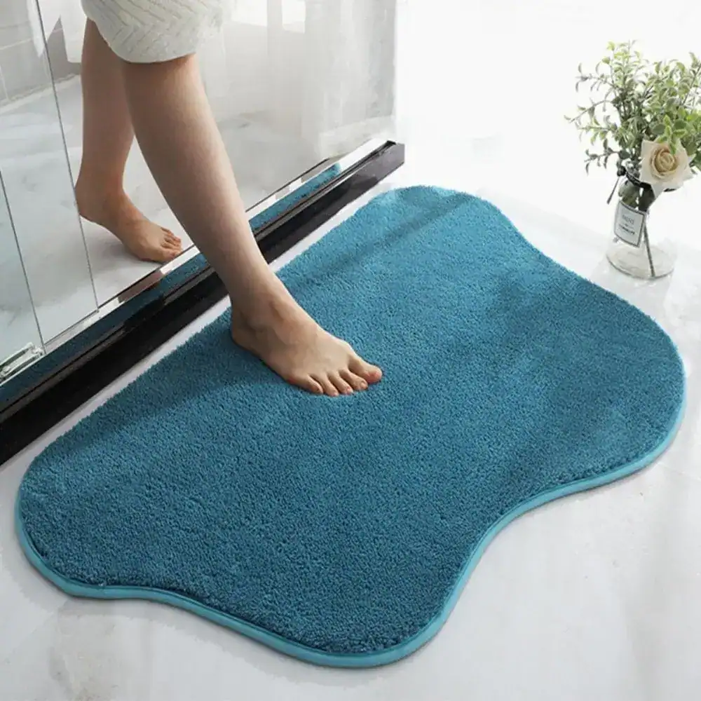 Türkis Badematte mit weichem Flor, ideal für Badezimmer und Dusche.