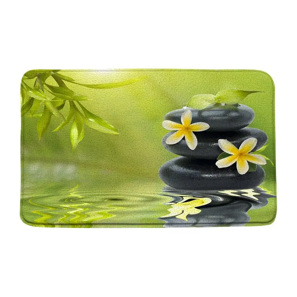 Wellness-Badematte mit Stein- und Blumenmotiv, grünlich-gelb, entspannend.