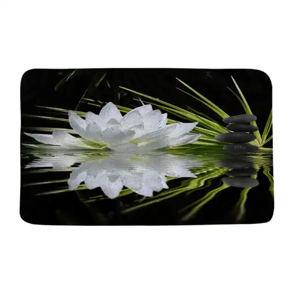 Wellness-Badematte mit Lotusblume und Steinen, entspannendes Design für Badezimmer.
