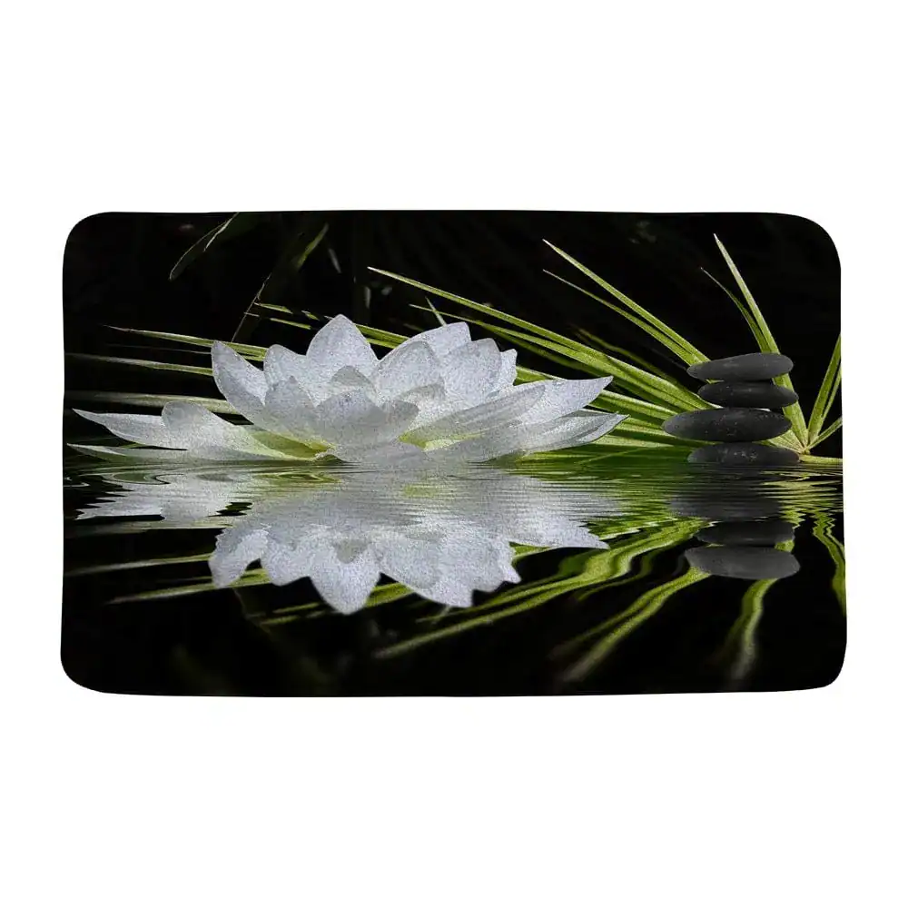 Wellness-Badematte mit Lotusblume und Steinen, entspannendes Design für Badezimmer.